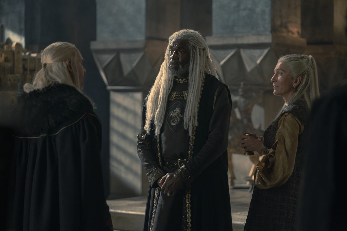 King Viserys in discussion with Lord Corlys Velaryon and Princess Rhaenys